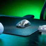 ⁦Razer DeathAdder V3 Pro Ultra-Lightweight Wireless/Wired Ergonomic Esports Mouse Up to 90 Hours Battery Life White⁩ - الصورة ⁦3⁩